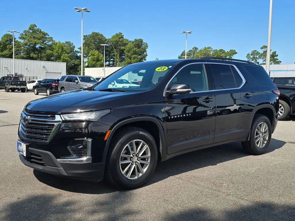 2023 Chevrolet Traverse LT Cloth — photo 1 of 13