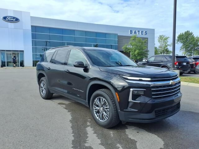 2025 Chevrolet Traverse LT — photo 1 of 13