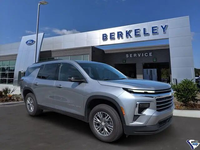 2025 Chevrolet Traverse LT — photo 1 of 27