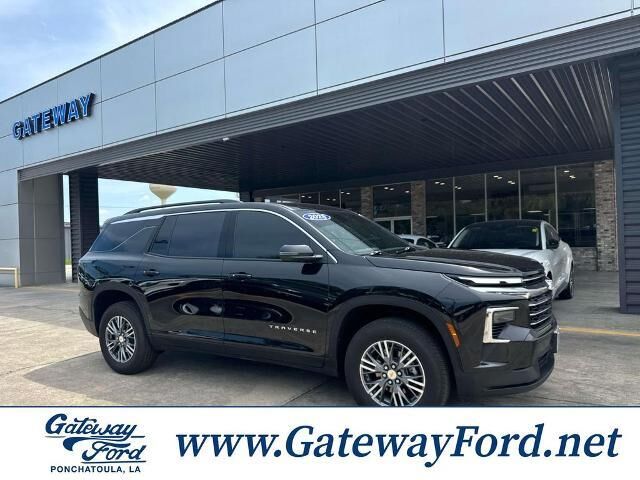 2025 Chevrolet Traverse LT — photo 1 of 13