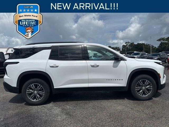 2025 Chevrolet Traverse LT — photo 1 of 13