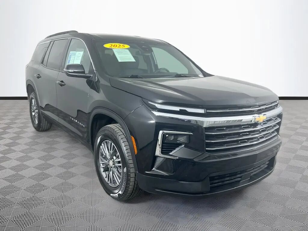 2025 Chevrolet Traverse LT — photo 1 of 13