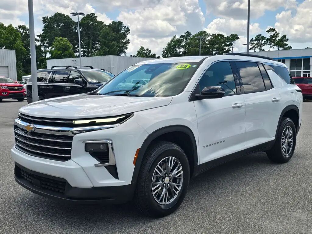 2025 Chevrolet Traverse LT — photo 1 of 13