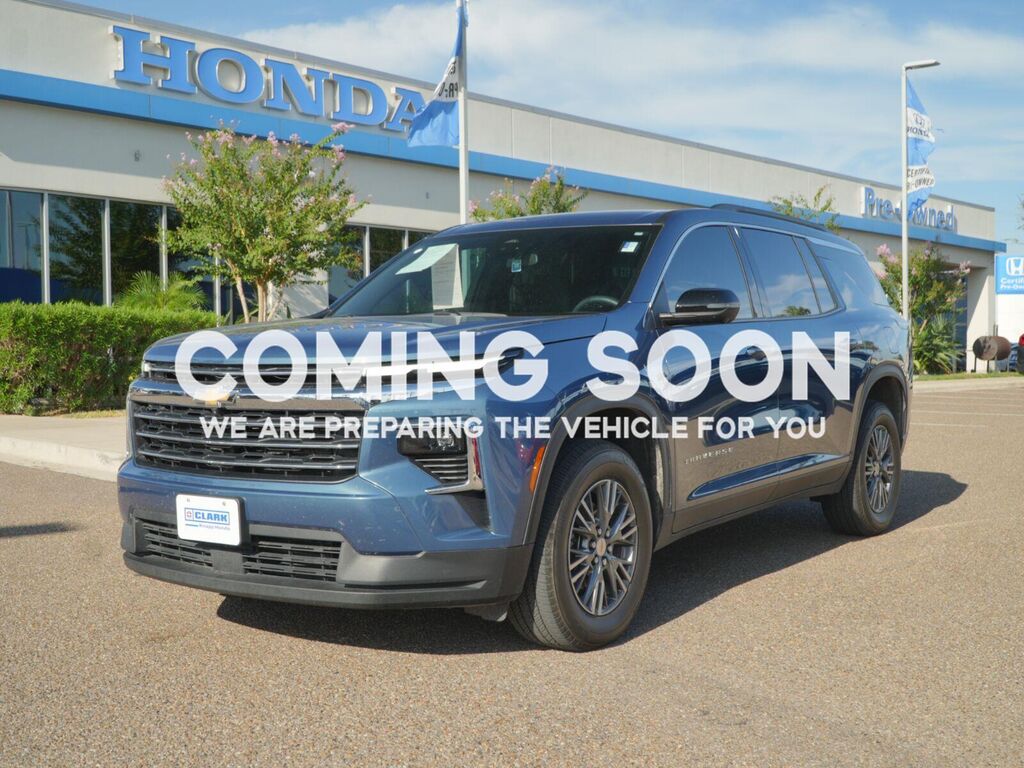 2025 Chevrolet Traverse LT — photo 1 of 11