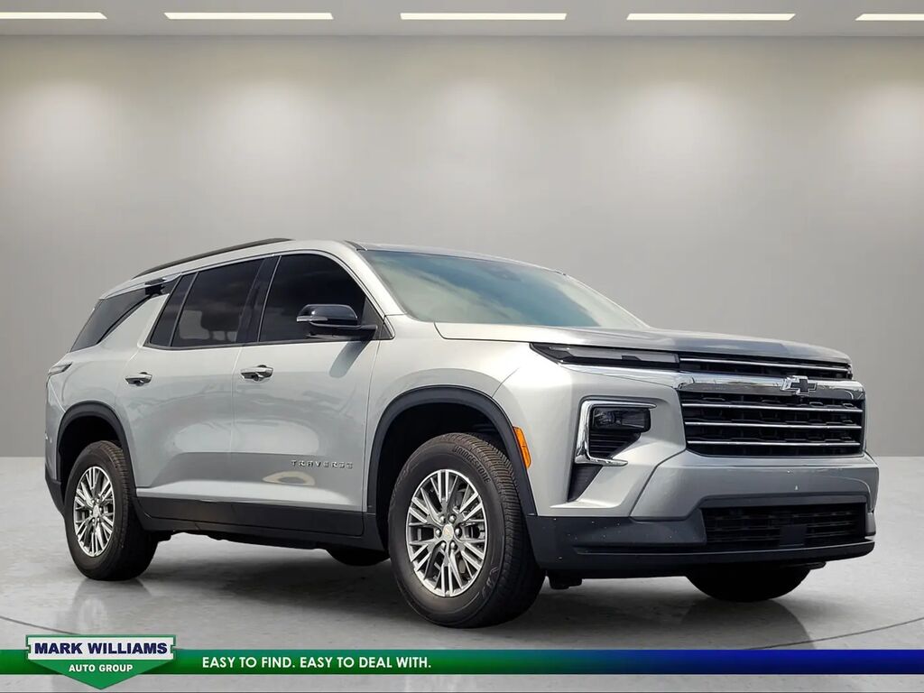 2025 Chevrolet Traverse LT — photo 1 of 11