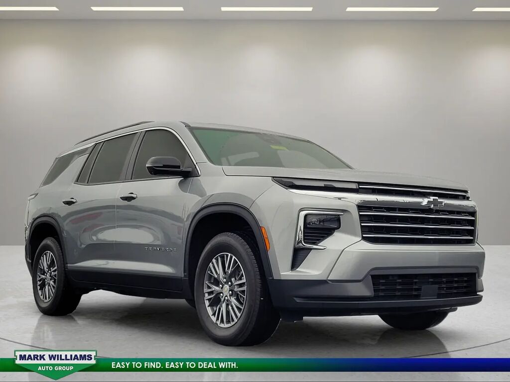 2025 Chevrolet Traverse LT — photo 1 of 12