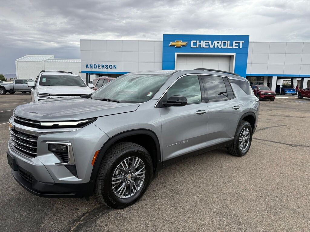 2025 Chevrolet Traverse LT — photo 1 of 13
