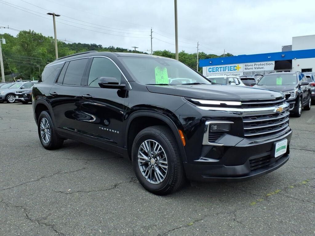 2024 Chevrolet Traverse LT — photo 1 of 13