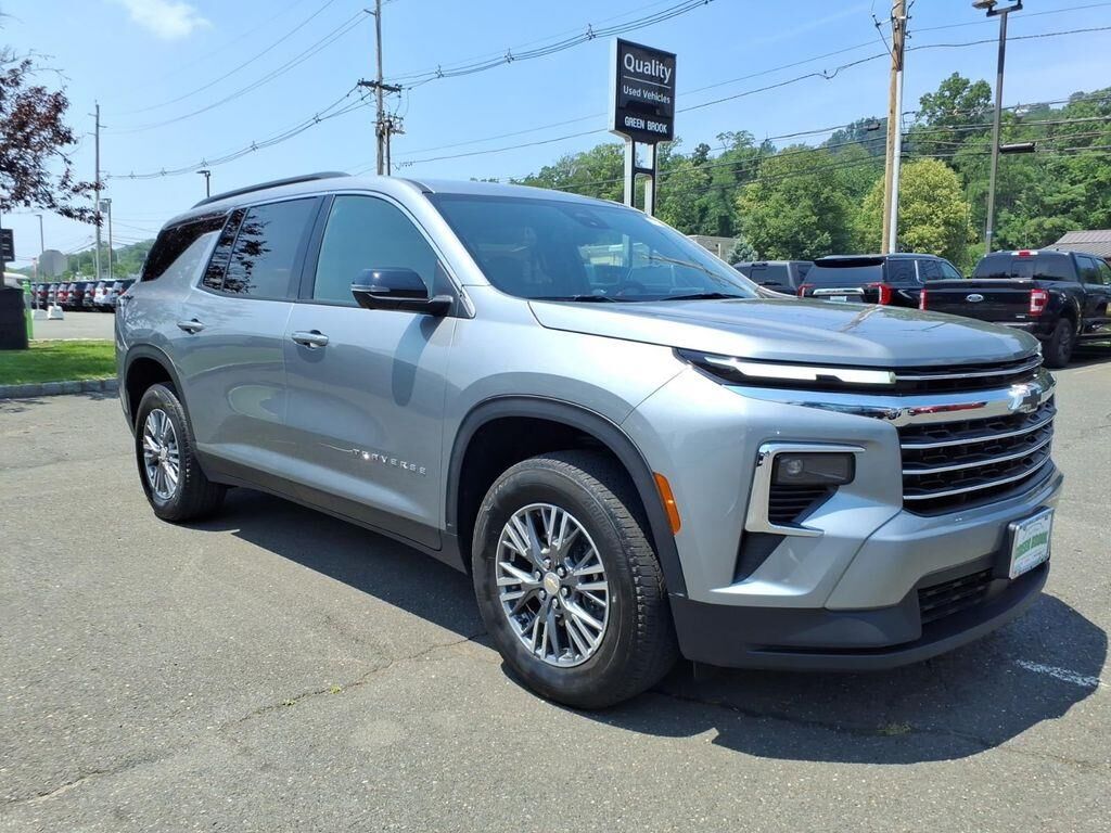 2024 Chevrolet Traverse LT — photo 1 of 26