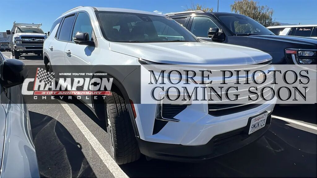 2024 Chevrolet Traverse LT — photo 1 of 3