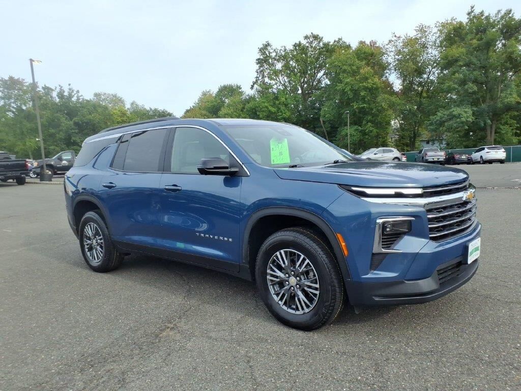 2024 Chevrolet Traverse LT — photo 1 of 13