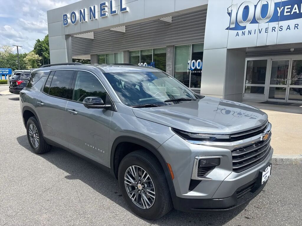 2024 Chevrolet Traverse LT — photo 1 of 13
