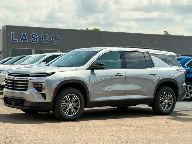 2025 Chevrolet Traverse LT — photo 1 of 13