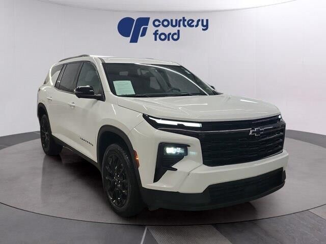 2025 Chevrolet Traverse LT — photo 1 of 13