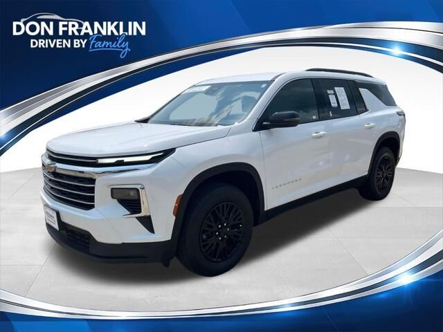 2025 Chevrolet Traverse LT — photo 1 of 13