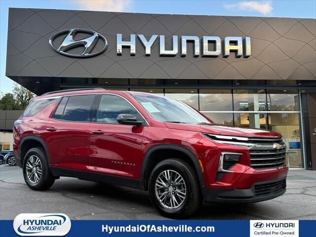 2025 Chevrolet Traverse LT — photo 1 of 13