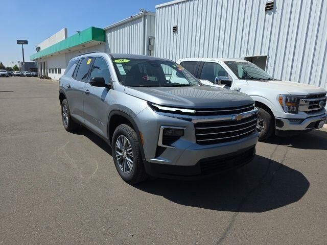 2025 Chevrolet Traverse LT — photo 1 of 11