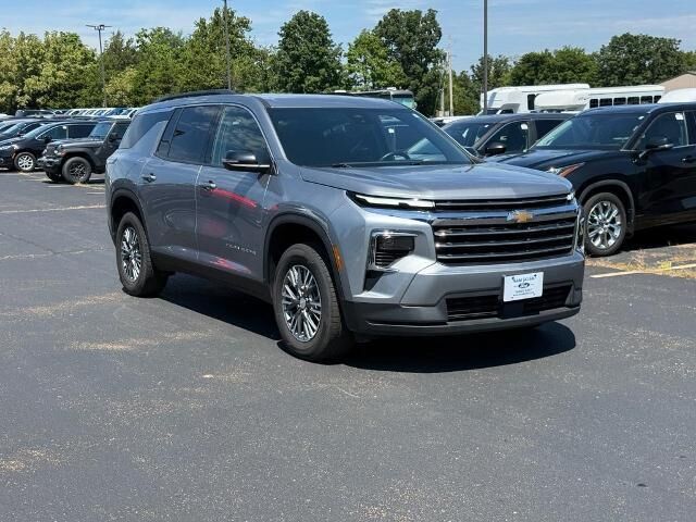 2025 Chevrolet Traverse LT — photo 1 of 13