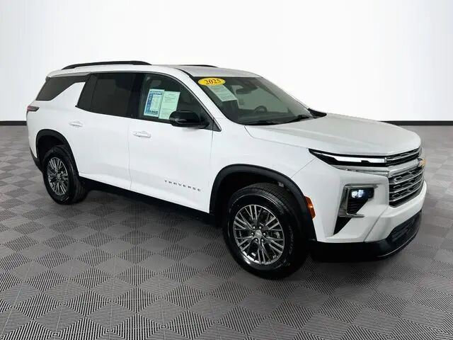 2025 Chevrolet Traverse LT — photo 1 of 21