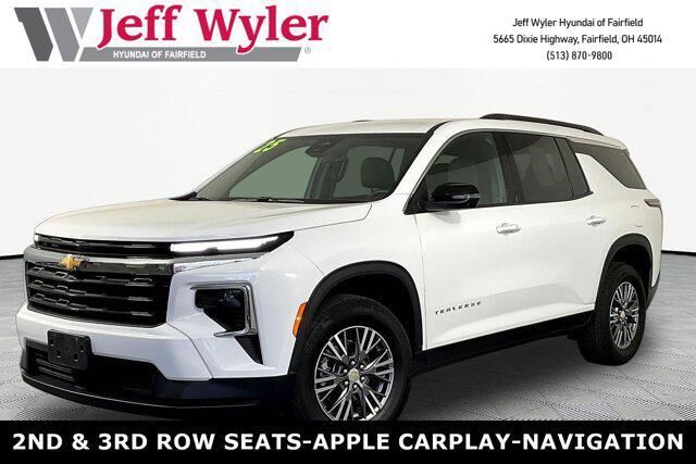 2025 Chevrolet Traverse LT — photo 1 of 17