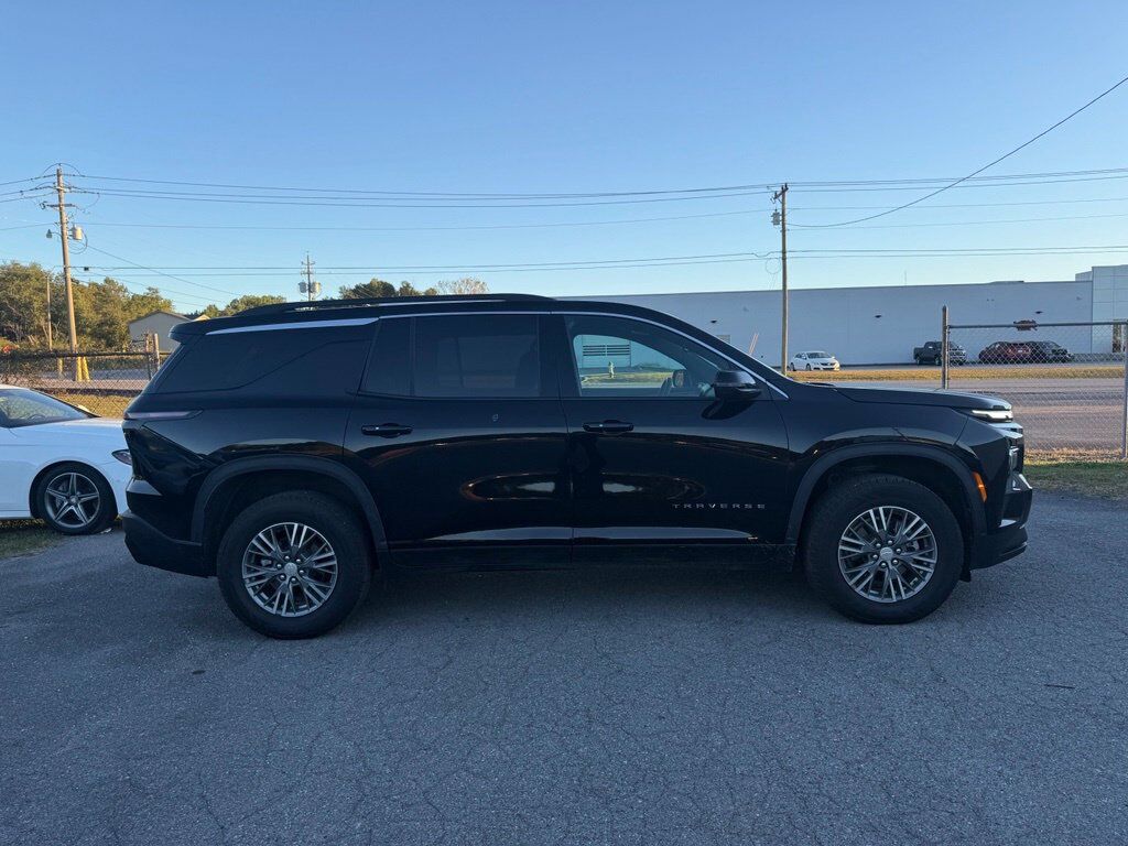 2025 Chevrolet Traverse LT — photo 1 of 14