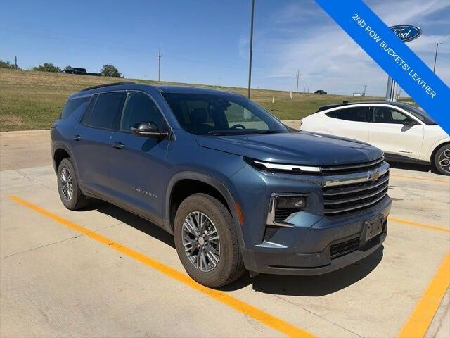 2025 Chevrolet Traverse LT — photo 1 of 25