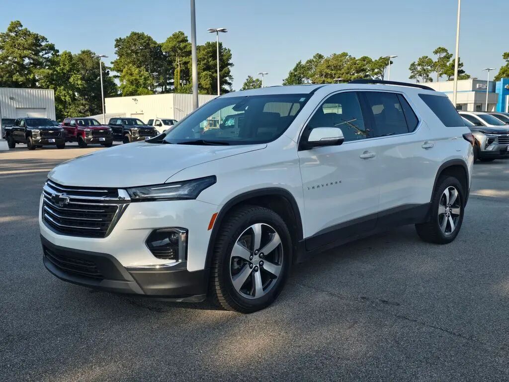 2023 Chevrolet Traverse LT Leather — photo 1 of 13