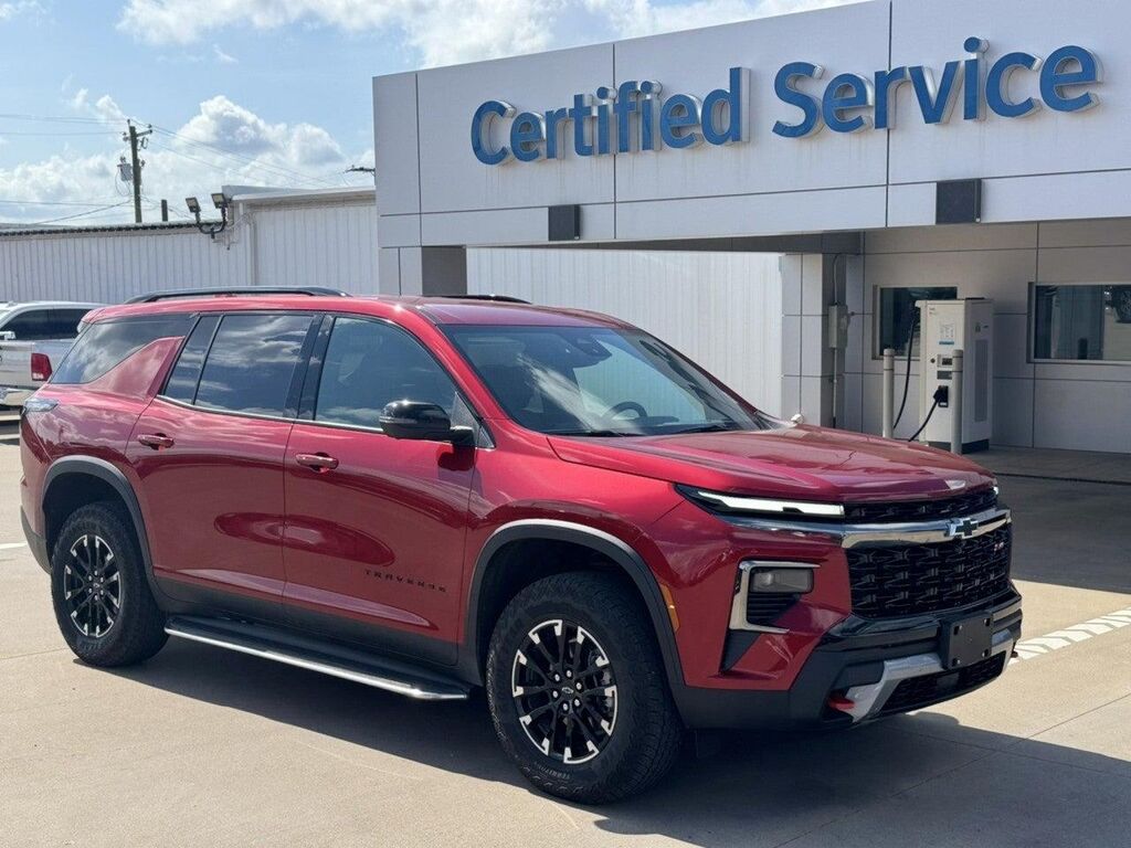 2025 Chevrolet Traverse Z71 — photo 1 of 10