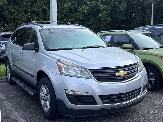 2017 Chevrolet Traverse LS — photo 1 of 11