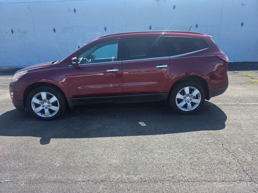 2017 Chevrolet Traverse LT — photo 1 of 1