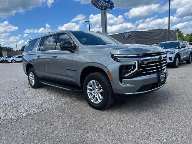2025 Chevrolet Suburban LT — photo 1 of 13