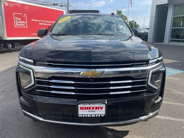 2025 Chevrolet Suburban LT — photo 1 of 26