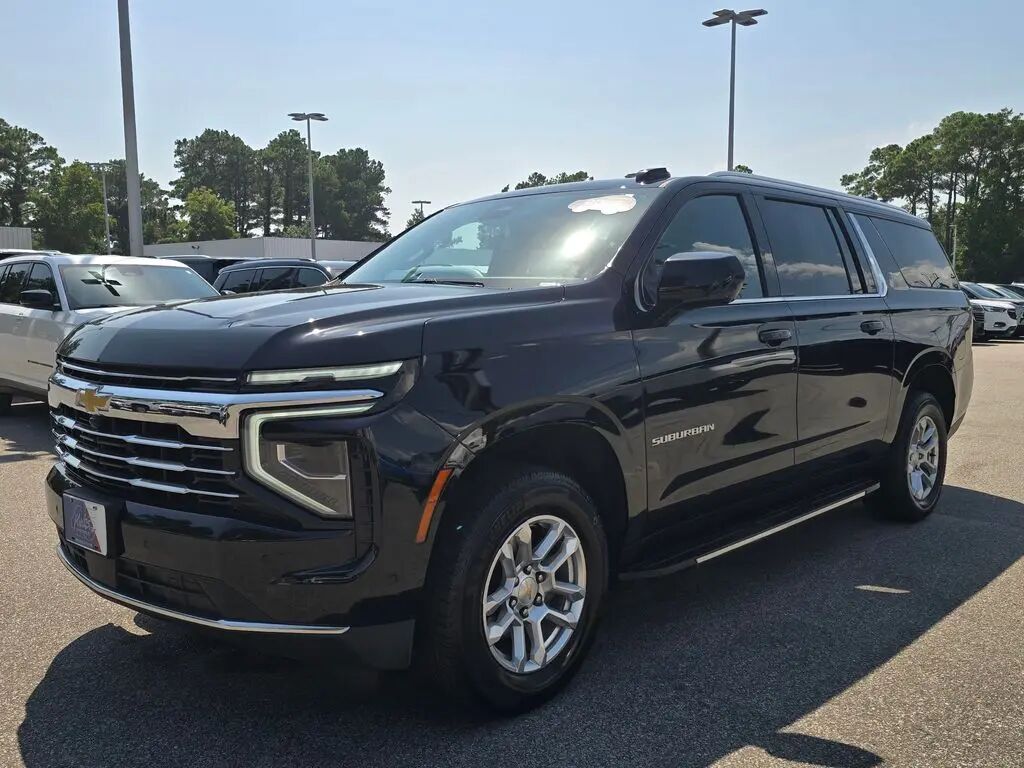 2025 Chevrolet Suburban LT — photo 1 of 39