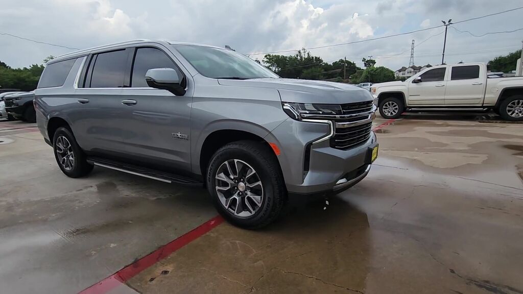 2024 Chevrolet Suburban LT — photo 1 of 7