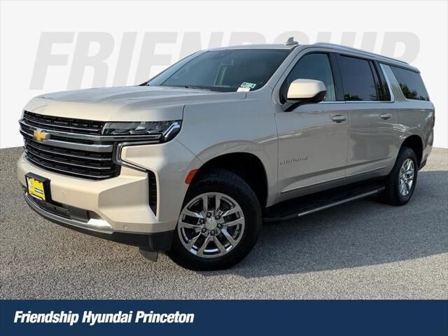 2023 Chevrolet Suburban LT — photo 1 of 36
