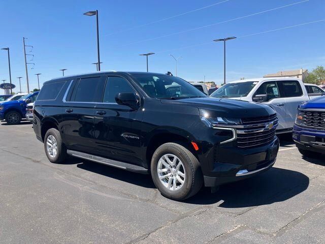 2024 Chevrolet Suburban LT — photo 1 of 27
