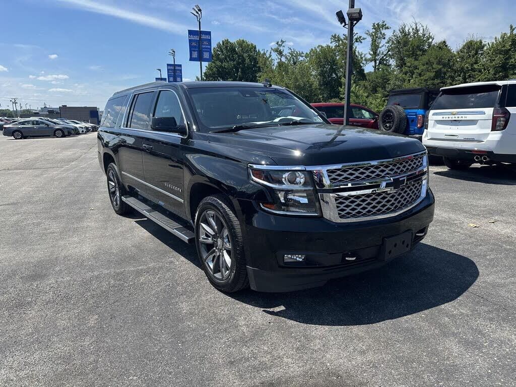 2017 Chevrolet Suburban LT — photo 1 of 1