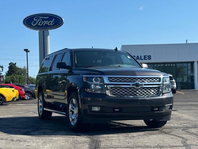 2017 Chevrolet Suburban LT — photo 1 of 26