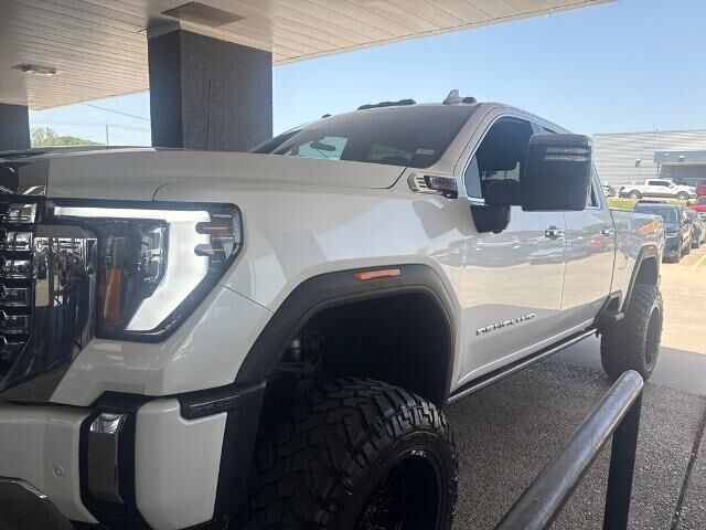 2024 GMC Sierra 2500HD Denali — photo 1 of 3