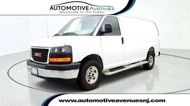 2025 GMC Savana Cargo Van RWD 2500 135'' w/ Convenience Pkg &amp; Chrome App. Pkg — photo 1 of 3