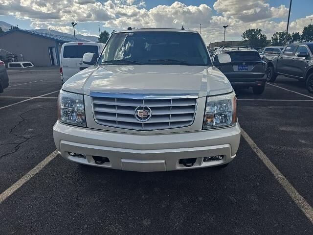 2005 Cadillac Escalade Base — photo 1 of 3