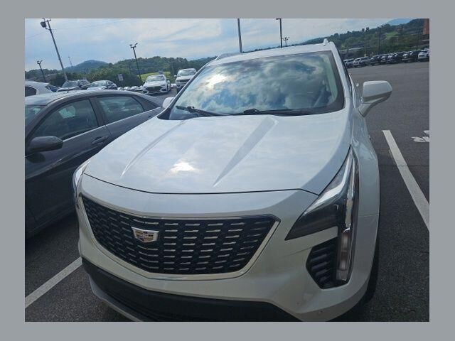 2020 Cadillac XT4 Premium Luxury — photo 1 of 17