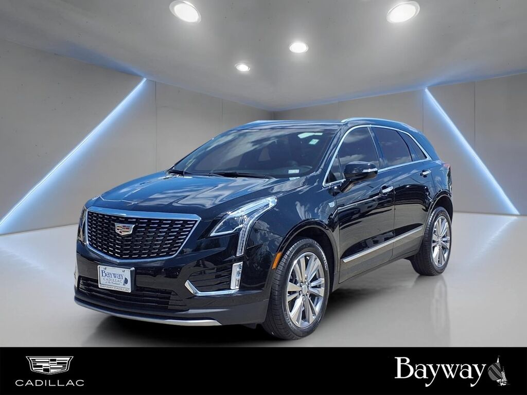 2025 Cadillac XT5 — photo 1 of 6