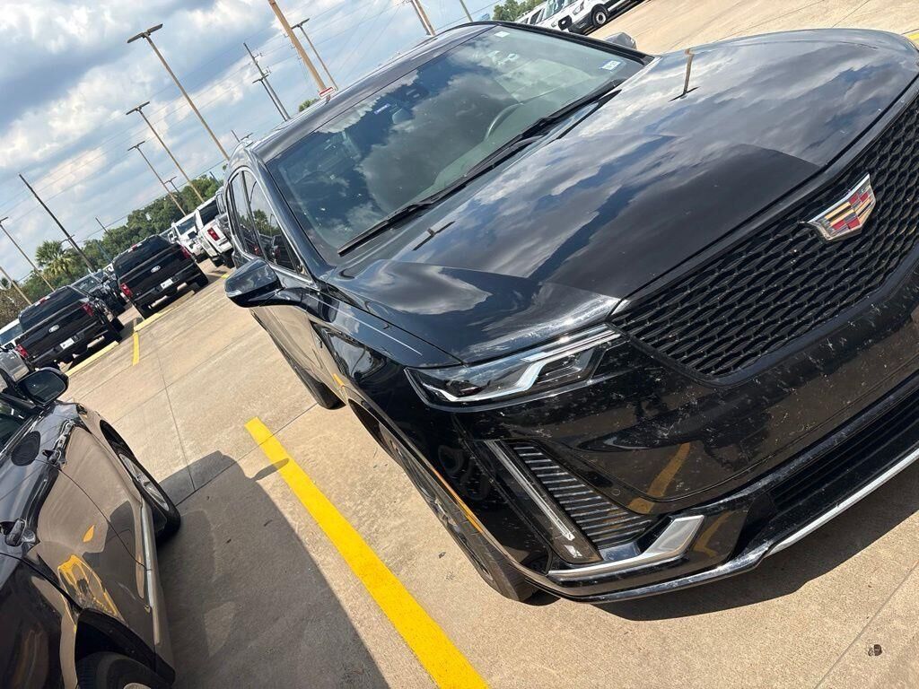 2025 Cadillac XT6 Luxury — photo 1 of 2