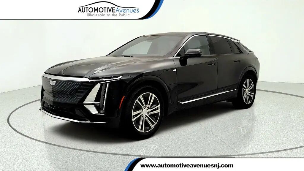 2025 Cadillac LYRIQ Luxury 1 — photo 1 of 26