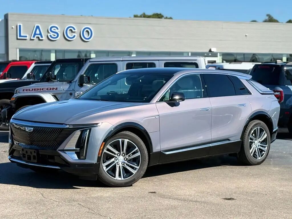 2024 Cadillac LYRIQ Luxury 1 — photo 1 of 13