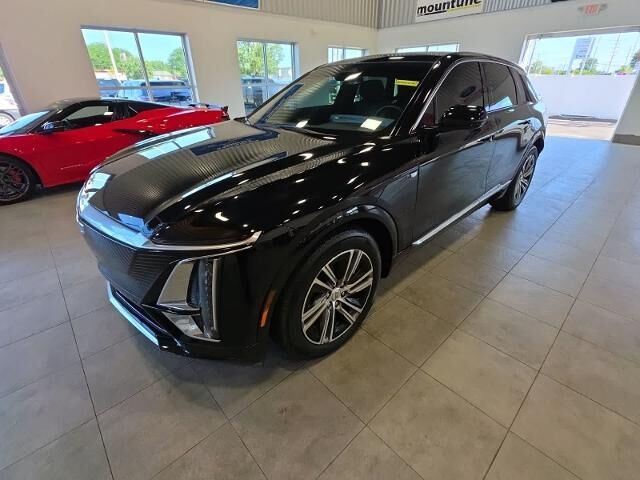 2024 Cadillac LYRIQ Luxury 2