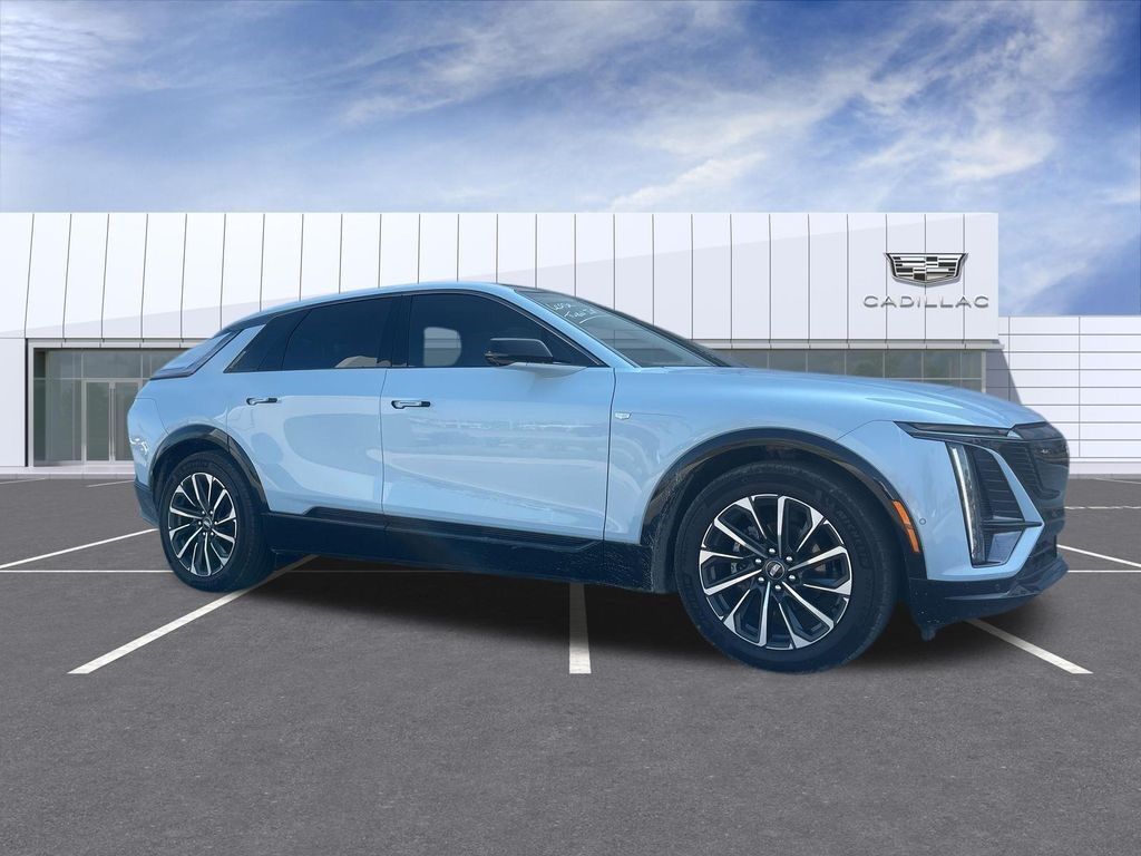 2024 Cadillac LYRIQ — photo 1 of 7