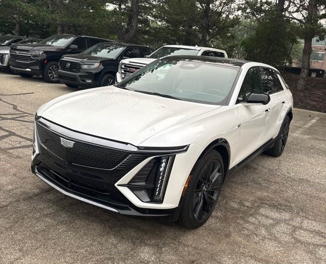 2024 Cadillac LYRIQ — photo 1 of 7