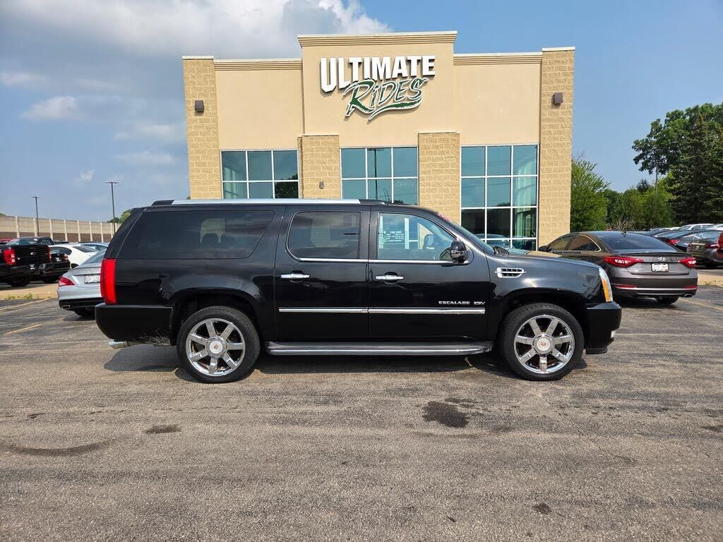 2013 Cadillac Escalade ESV Luxury — photo 1 of 1